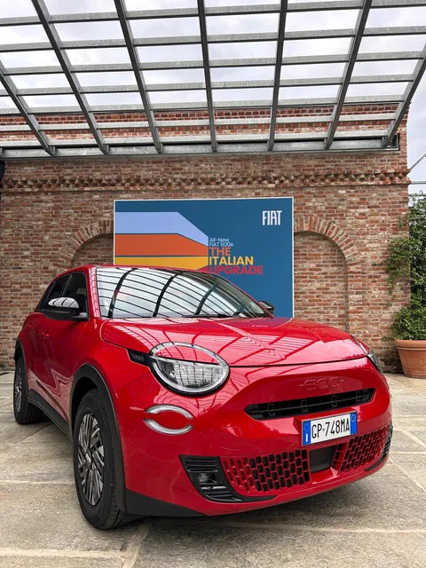 La nuova FIAT 600e esposta nel cortile di Villa Balbiano durante l'evento di presentazione Eurotarget