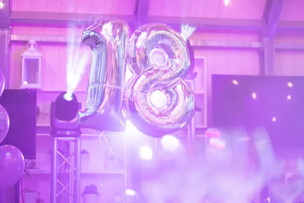 Sala allestita con giochi di luce per una festa di diciottesimo