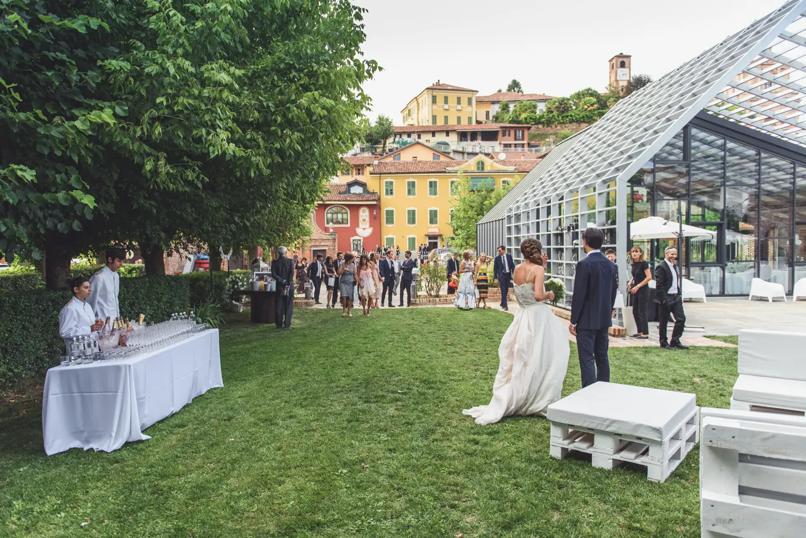 Il giardino di Villa Balbiano accanto alla struttura vetrata durante un matrimonio