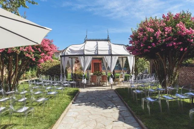 Cerimonia allestita nel giardino di Villa Balbiano, con gazebo e sedie trasparenti