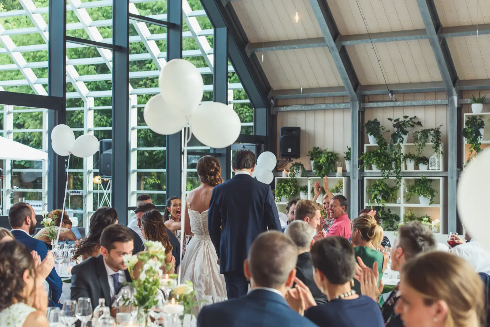 Ingresso degli sposi nella sala vetrata tra gli applausi degli invitati