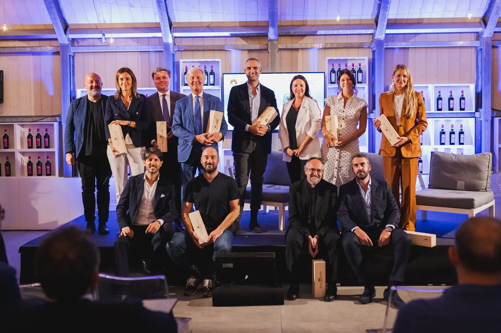 Gli ospiti di un evento aziendale riuniti nella sala vetrata di Villa Balbiano