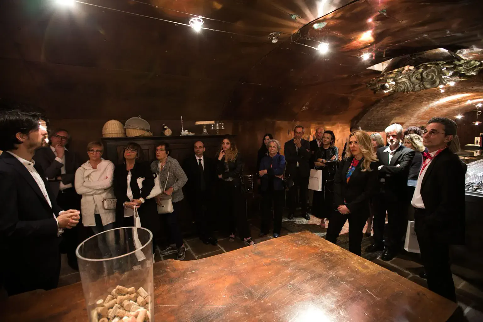 Un gruppo di ospiti durante la visita guidata nella cantina storica del Settecento